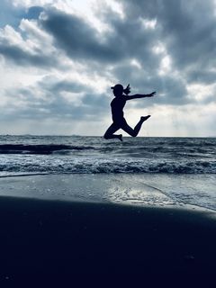 夏日女生海边跳跃剪影