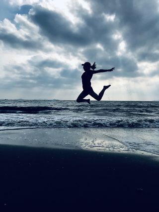 夏日女生海边跳跃剪影