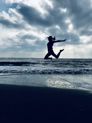 夏日女生海边跳跃剪影