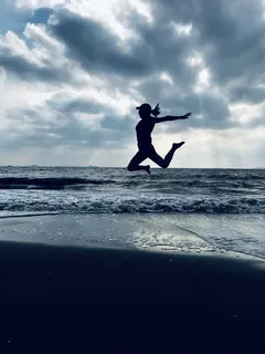 夏日女生海边跳跃剪影 夏日女生海边跳跃剪影