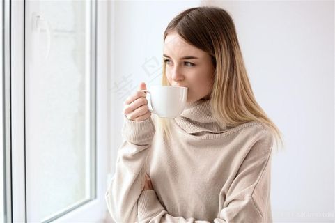 喝咖啡的美少女