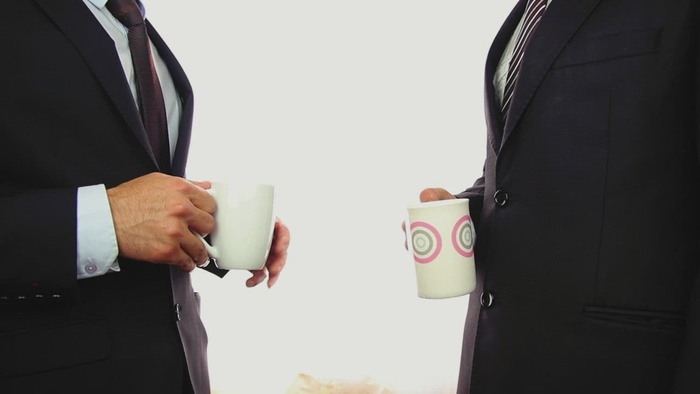商人一边喝咖啡一边聊天