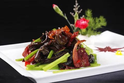 腊肉炒鳝鱼 (2) 腊肉炒鳝鱼 (2)