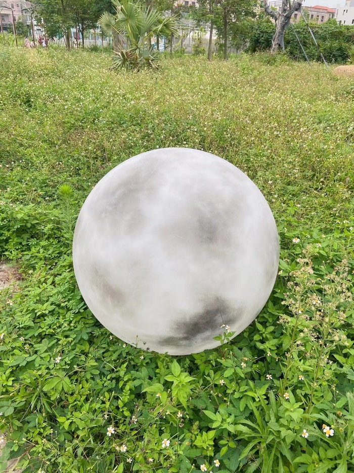 草丛上的月球
