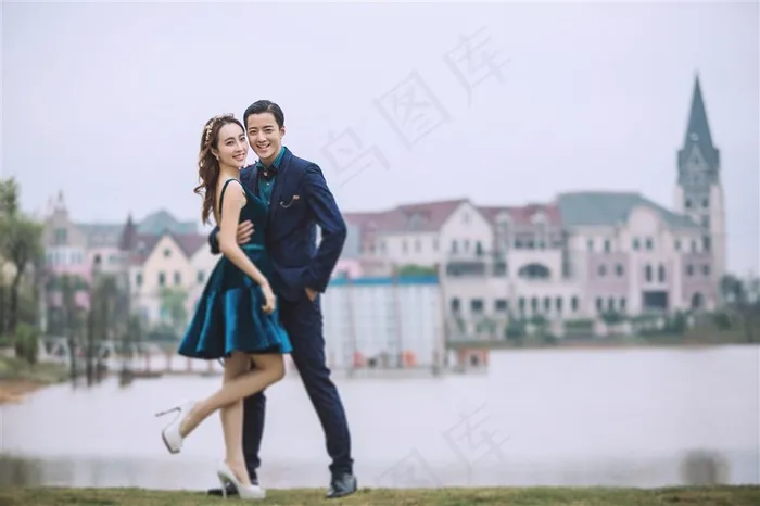 公园湖岸边的恋人婚纱样片