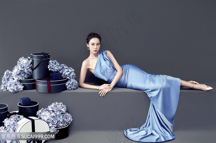半卧的蓝色礼服美女