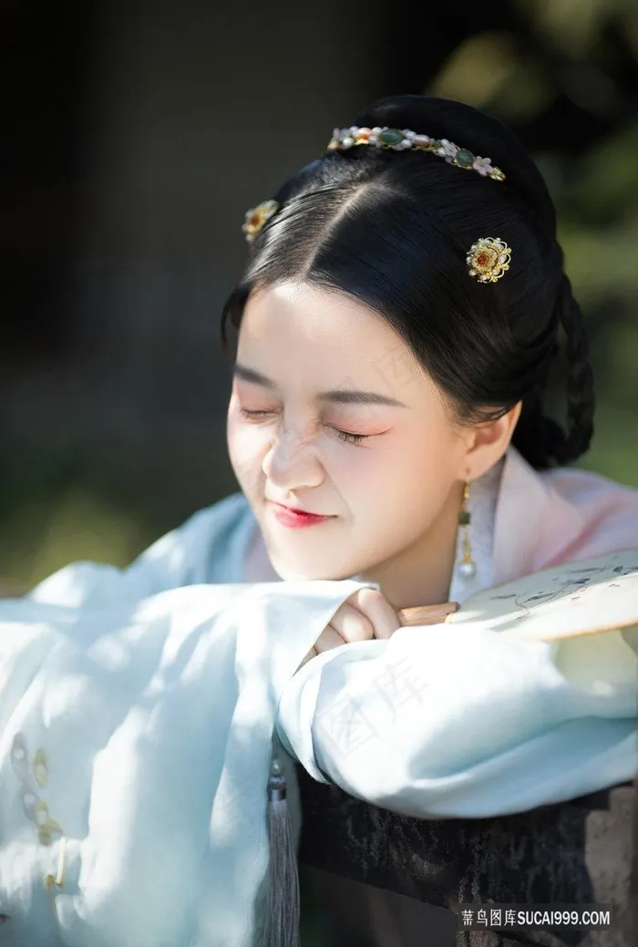 调皮可爱的清纯美女古装写真图片