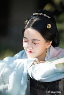 调皮可爱的清纯美女古装写真图片