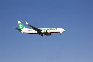 空中飞行飞机图片