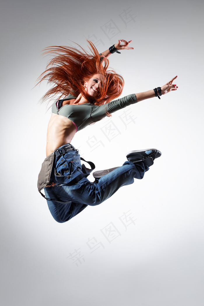 红发美女跳跃图片素材