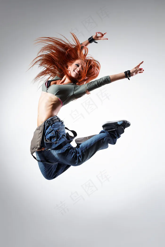 红发美女跳跃图片素材