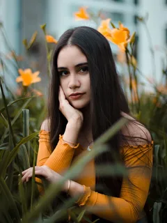 单手托腮美女图片 单手托腮美女图片
