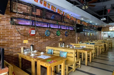 美食餐饮店铺内景