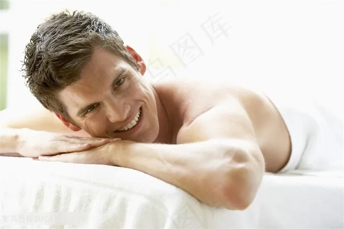 spa按摩的男性人物