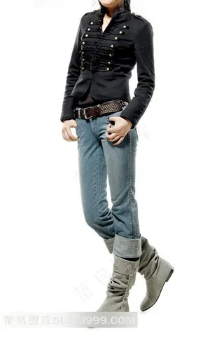 扭身插裤兜的时装女孩