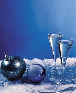 圣诞气息-银色的圣诞球与高脚杯