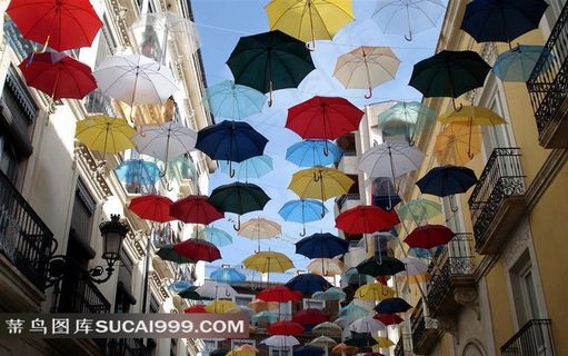 街上悬挂的伞素材