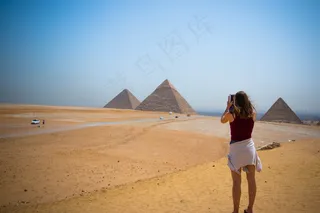 沙漠摄像美女背影图片