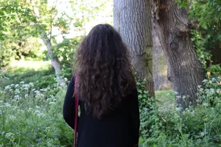 黑色波浪长卷发发型图片