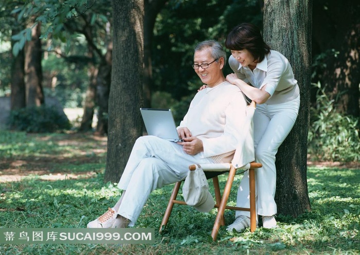 上网的幸福老夫妻