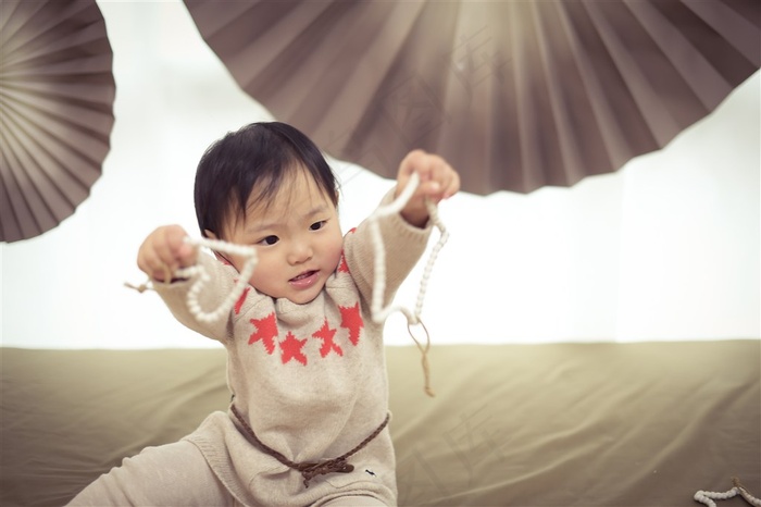 在玩玩的可爱幼儿