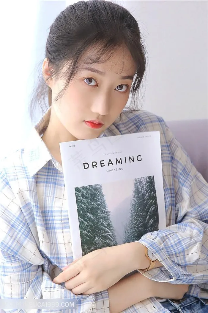 抱着杂志的高清美女图片