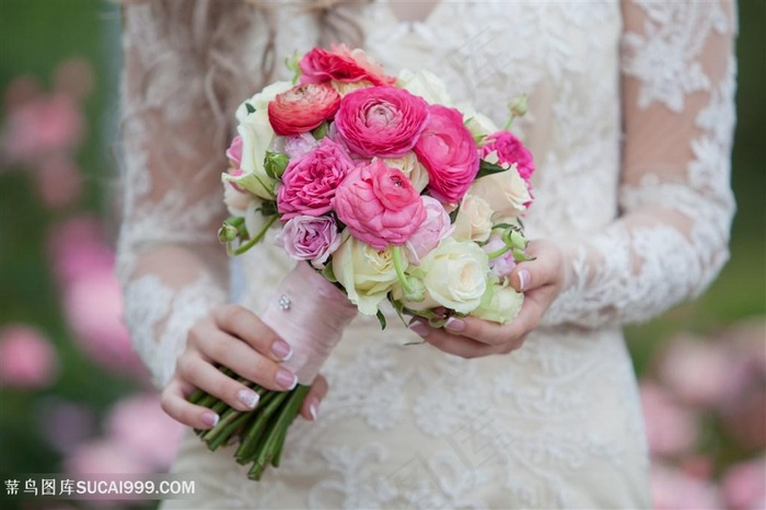 温柔的新娘手拿鲜花高清图片