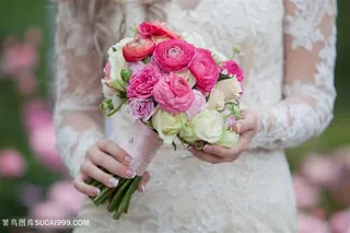 温柔的新娘手拿鲜花高清图片