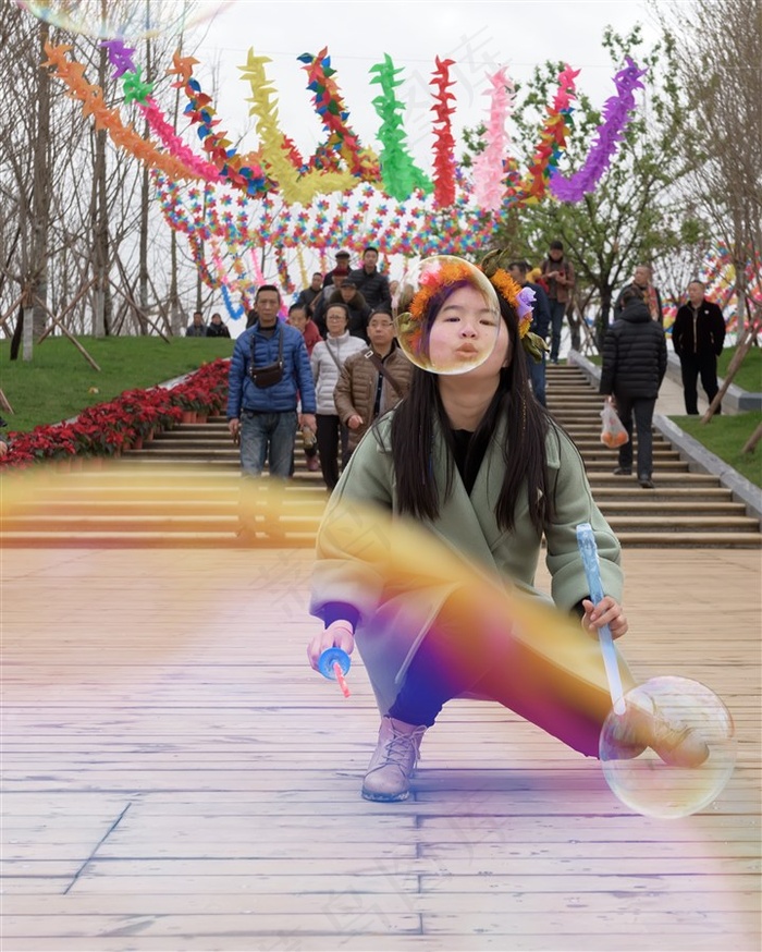 吹泡泡的女孩