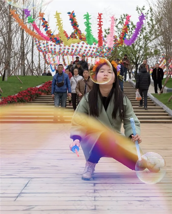 吹泡泡的女孩
