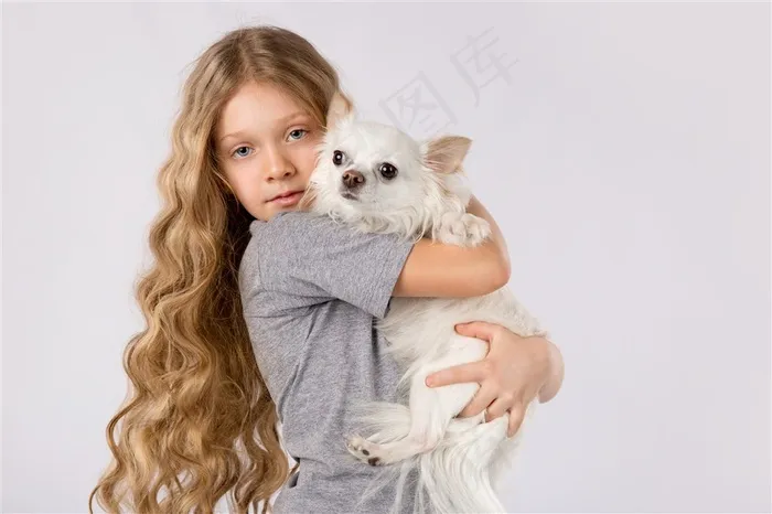 小狗和长发小女孩
