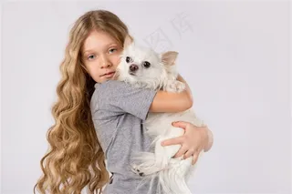 小狗和长发小女孩