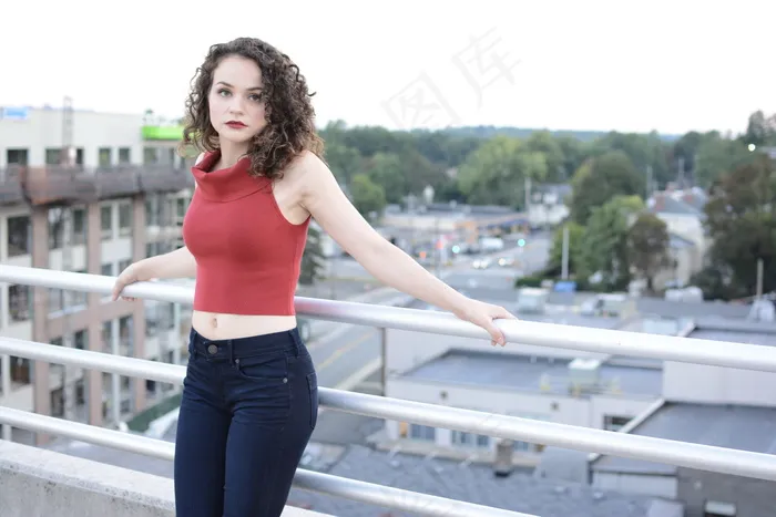 露脐装户外美女写真图片