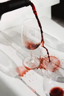 关于倒红酒的图片 关于倒红酒的图片