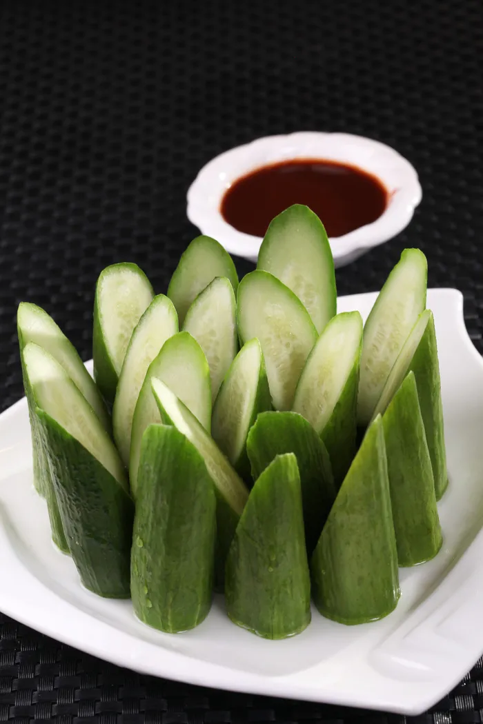 沾酱黄瓜