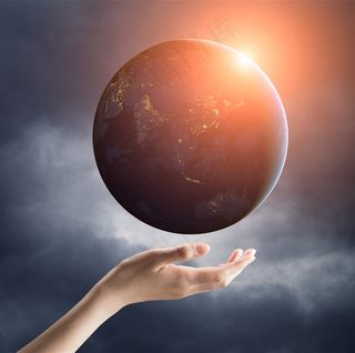手掌上托起的星球高清图片