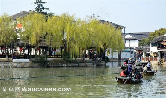 锦溪古镇的柳树和河面小船