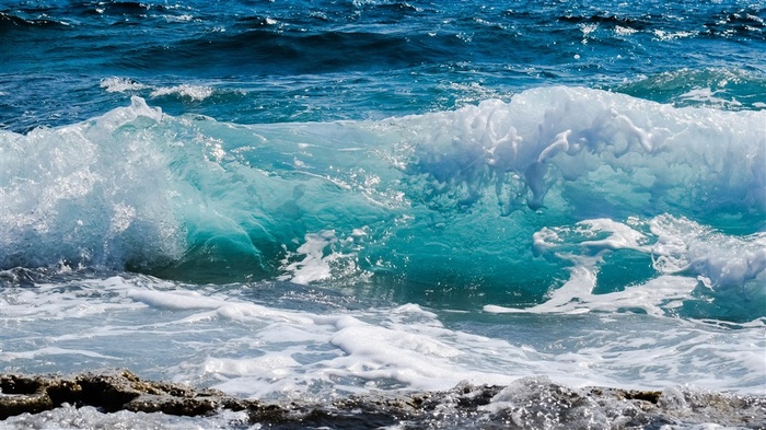 湛蓝色的海浪