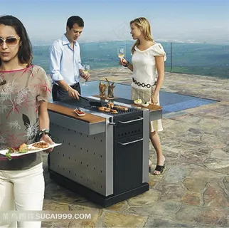 在露台吃烧烤的青年人