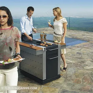 在露台吃烧烤的青年人