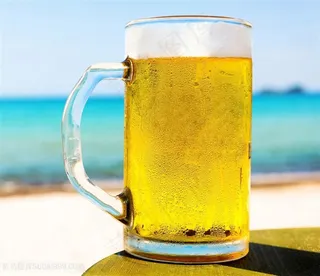 海滩上的金色啤酒杯