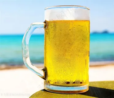 海滩上的金色啤酒杯 海滩上的金色啤酒杯