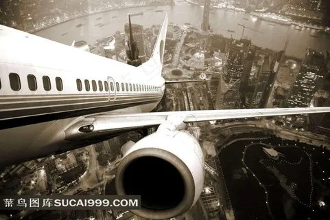 爬升的客机和下面的城市