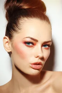 很美丽的棕发女性