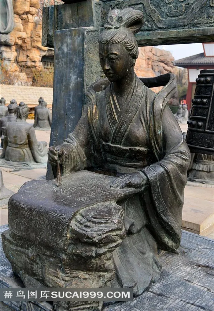 下棋的古代女子雕塑