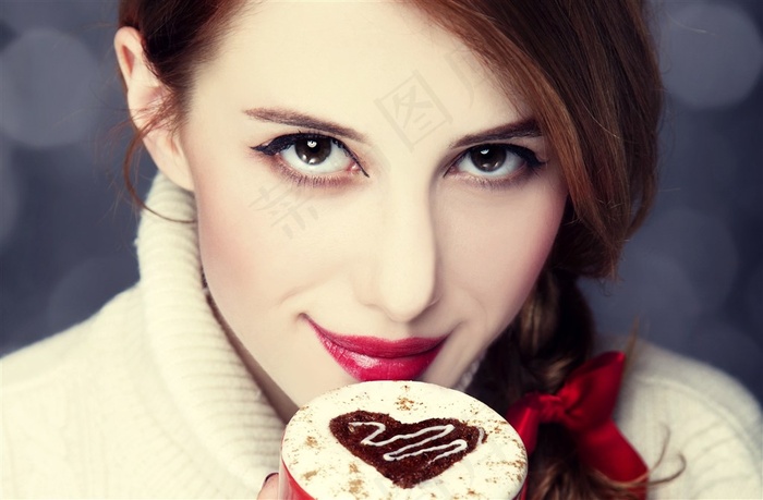 拿着糕点的美女