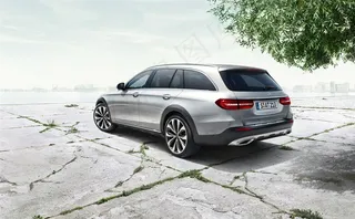 高档汽车行驶在公路上体现质感奢华高档速度感