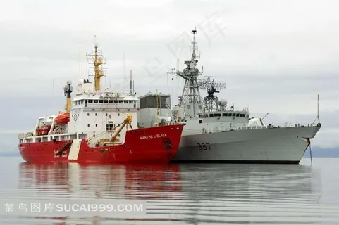 一艘护卫舰和一艘运输船