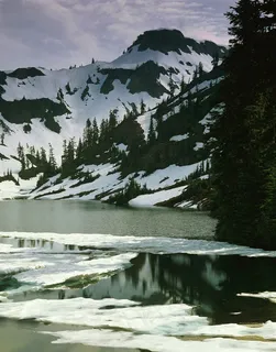 覆盖白雪的山脉脚下的河流 覆盖白雪的山脉脚下的河流