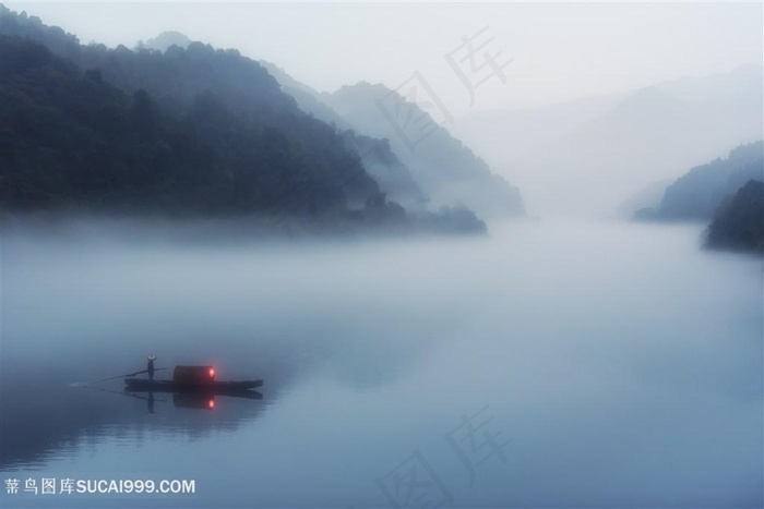 雾中的渔船山脉湖泊风景山水图片